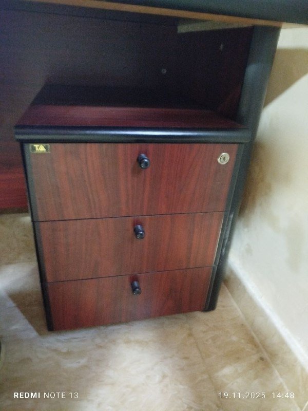 Офисный стол с тумбой и 3 ящиками 6