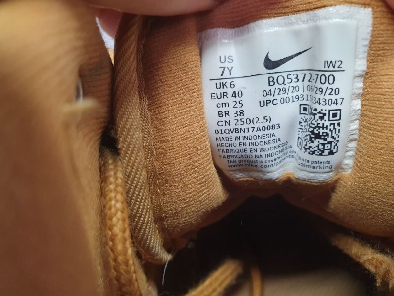 Белые кожаные кроссовки Love Moschino, Коричневые кроссовки Nike, Черные туфли, Черные кеды, Белые кроссовки Puma 4