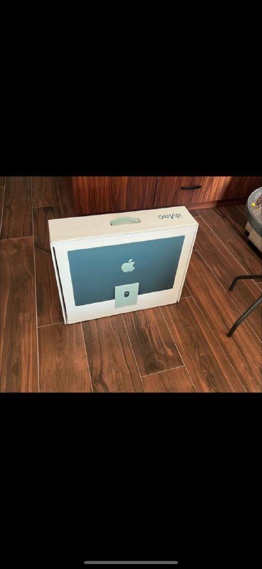 Apple iMac computer with accessories 2