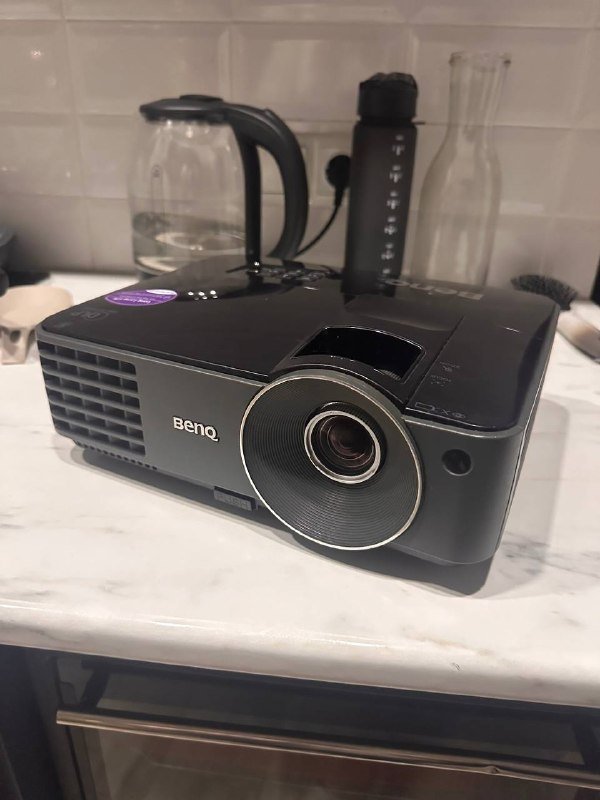 Проектор BenQ с кабелями