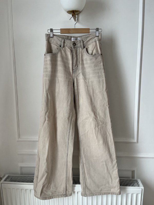 кремовое платье из муслина, чёрное льняное платье, серые джинсовые шорты, бежевые джинсы 7