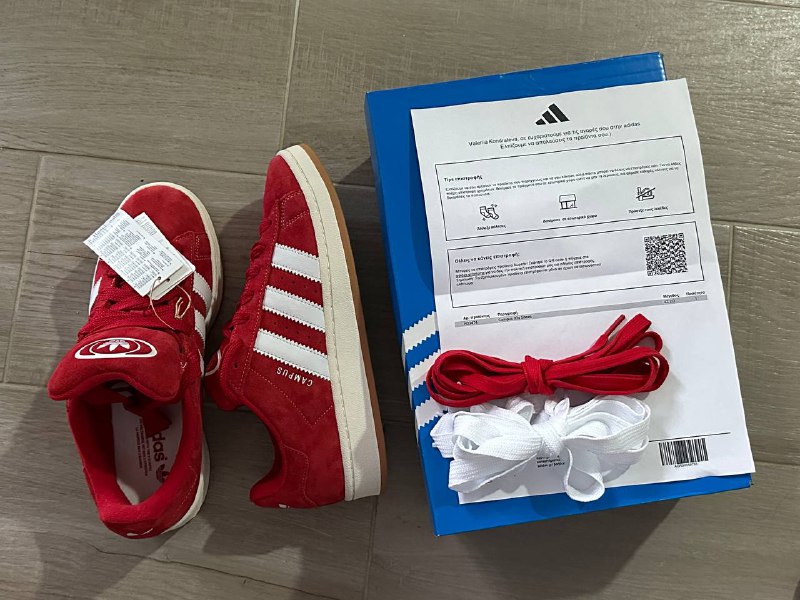 Оригинальные кроссовки Adidas, размер на несколько больше