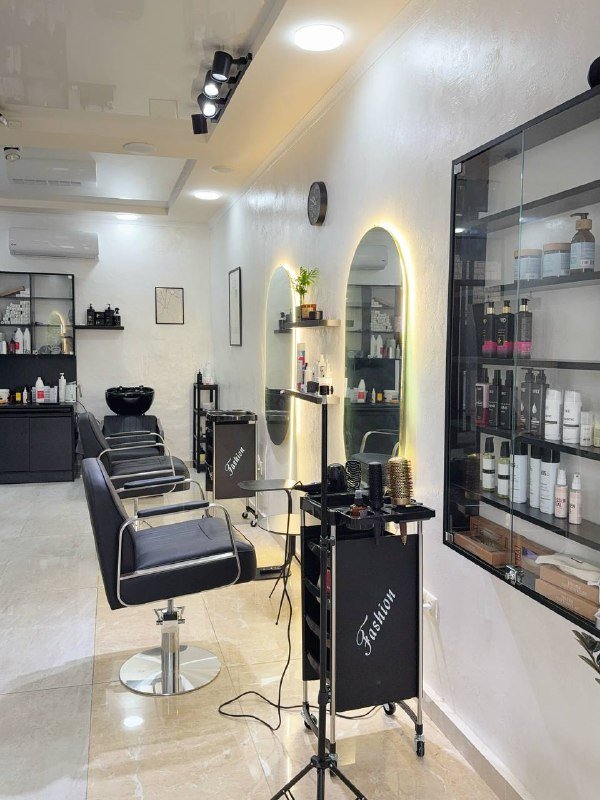 2 кресла с подножкой, мойка, 2 тележки-органайзеры, шкаф-лаборатория, полка-витрина