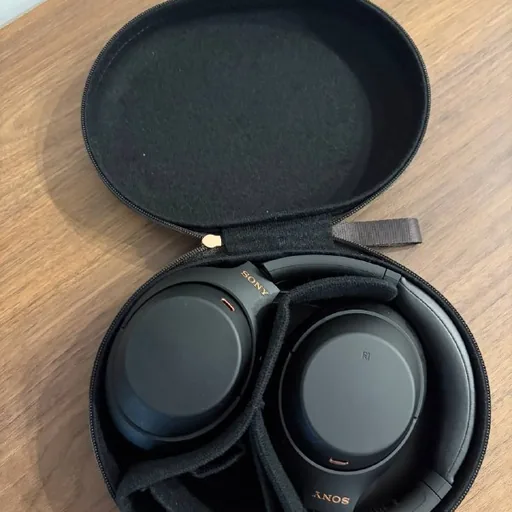 Sony WH-1000XM4, PS5 DualSense, кабели DisplayPort и HDMI