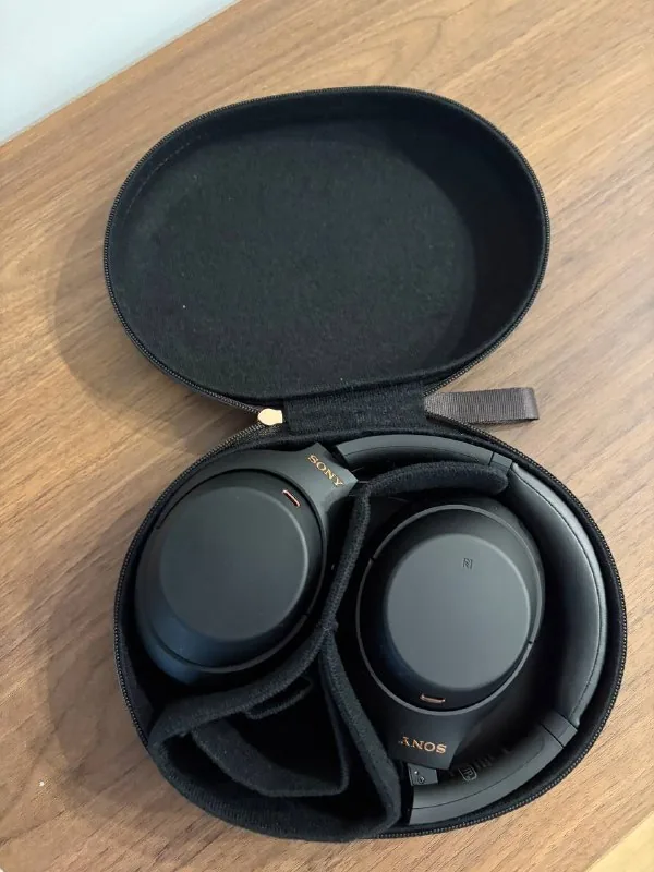 Sony WH-1000XM4, PS5 DualSense, кабели DisplayPort и HDMI 1
