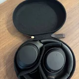 Sony WH-1000XM4, PS5 DualSense, кабели DisplayPort и HDMI 1