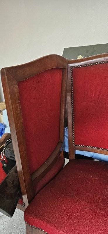 Старинные деревянные стулья, пуф