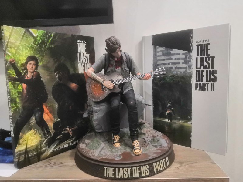 Фигурка из игры Одни из Нас 2, 2 артбука