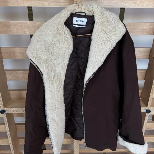 Jacket with fur collar, pink sweatshirt, tanning spray, sports bags, hair ties