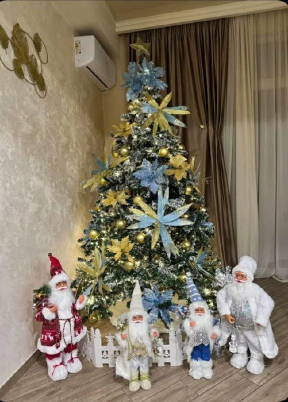 Елка с игрушками, гирляндой и дед морозами