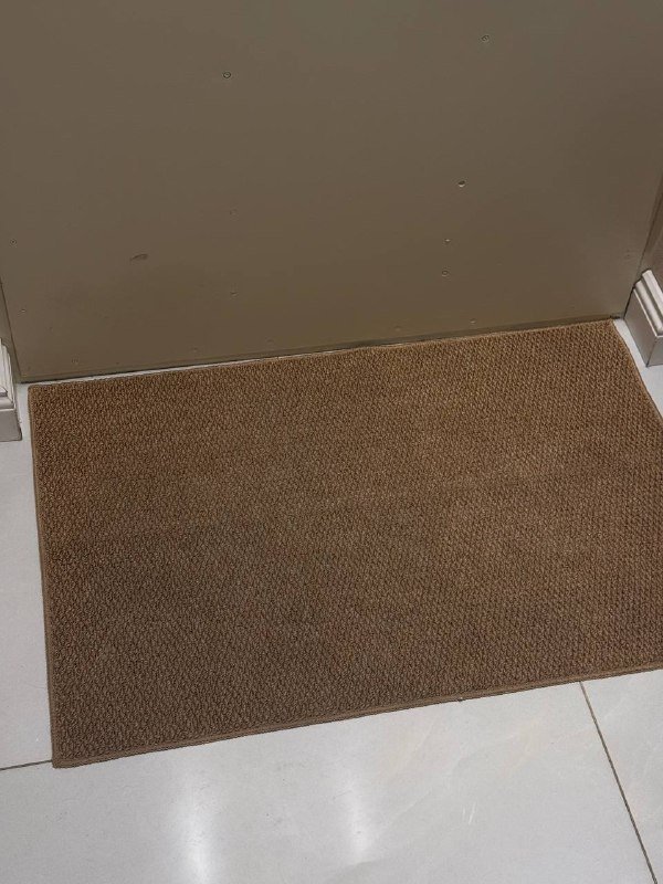 стул офисный, рабочий стол, ковры разных размеров и цветов 8