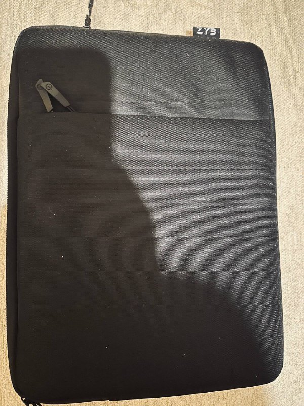 Ноутбук Apple с зарядным устройством и чехлом 5