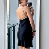 Черное атласное платье Stradivarius 2