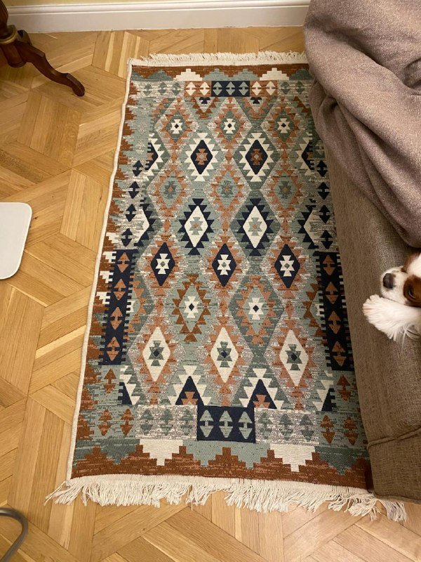 Коврик, плед, зеркало, фоторамки, декоративные подушки