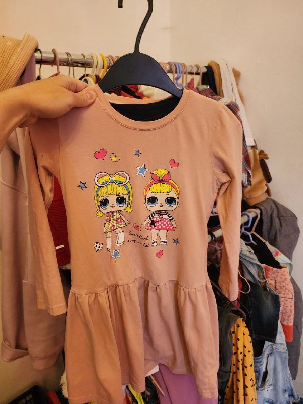 Много хорошей одежды на бесплатной вешалке 5