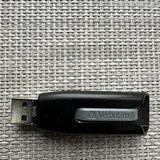 Очки Ray-Ban, флешки Verbatim, комбинезон, рубашка, джинсы 2