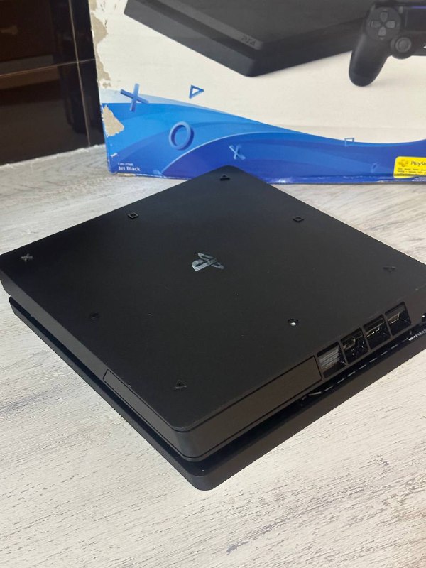 PlayStation 4 with accessories 3