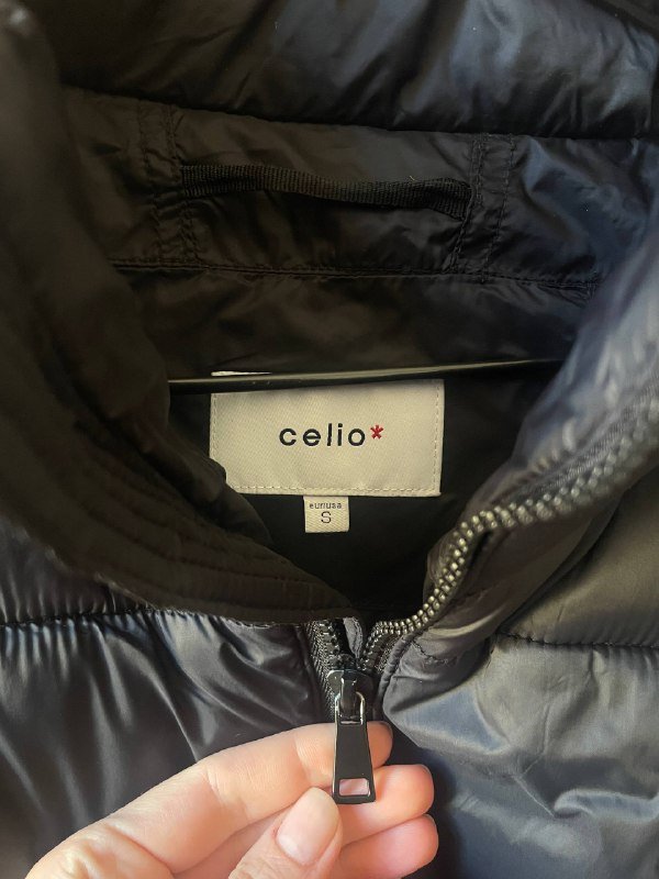 Серая куртка sweatybetty, черный пуховик Celio, серая поддевка Uniqlo, свитер H&M, бежевая жилетка 10