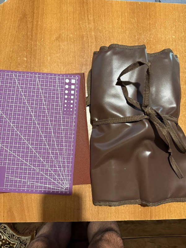 набор инструментов для работы с кожей, доска для резки