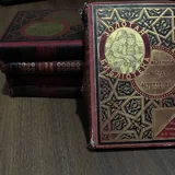 ტრეკინგის ჯოხები, წიგნები, სკეიტბორდი, Logitech-ის კლავიატურა 2