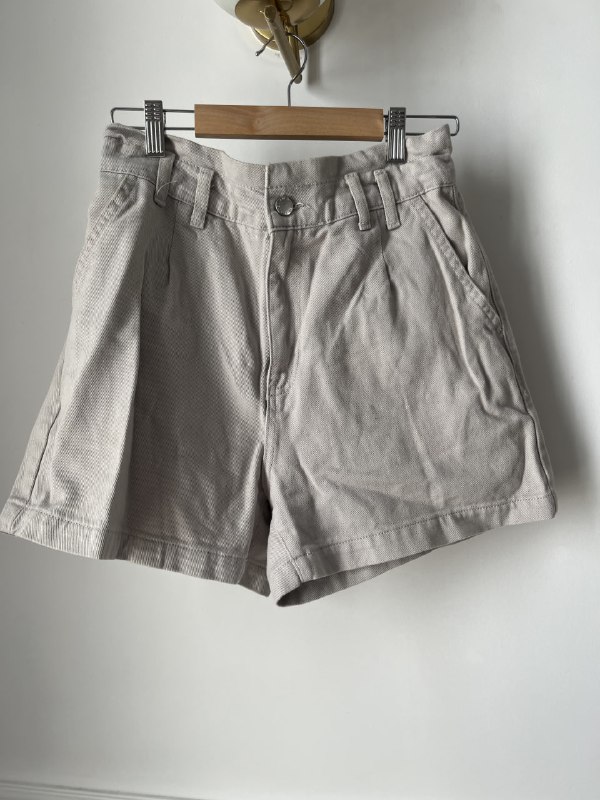 кремовое платье из муслина, чёрное льняное платье, серые джинсовые шорты, бежевые джинсы 6