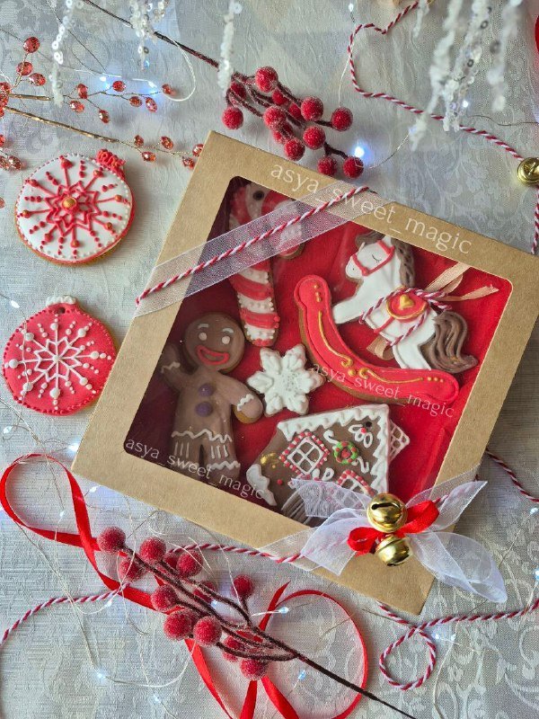 Коробка с пряниками новогодние игрушки и зефирные цветы 3