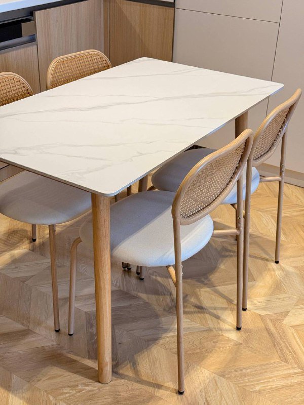 Обеденный стол со стульями 4