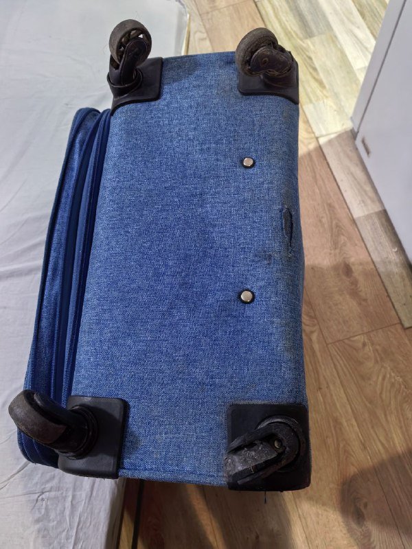Чемодан 70x74x27 см с дефектами ткани и колесика 3