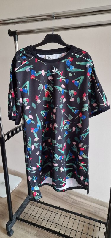 Платье-футболка Adidas, Джинсовое платье D'she Jeans, Платье Desigual, Костюм майка и юбка, Куртка Ralph Lauren, Платье-сарафан ZARA, Спортивное платье Tommy Hilfiger, Рубашка Zara, Платье Tommy Hilfiger