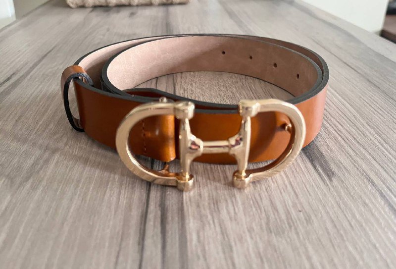 Беговые кроссовки Asics, леопардовые лоферы Zara, юбка Gate31, кожаный ремень Massimo Dutti, кожаный тоут Michael Kors, спрей для волос, дымка для тела и волос, миниатюрки духов 3