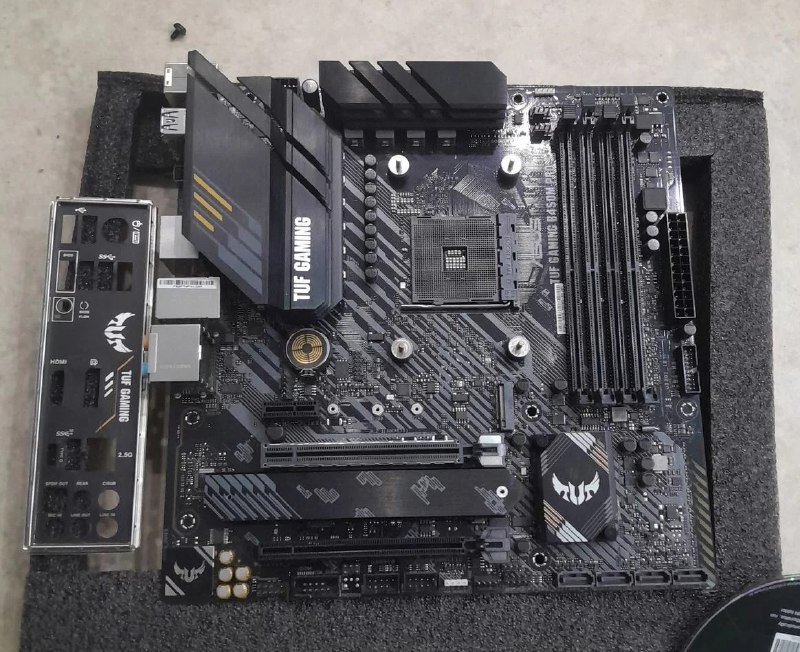 Блок питания Cooler Master, материнская плата ASUS, видеокарта Radeon R9 290X, кулер Deepcool Gammaxx 300, процессор AMD Ryzen 5 2600X, кеды Nike Air Force 1 2