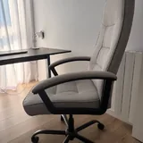 Компьютерный стол, кресло 9