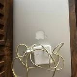 MacBook Air с треснутым тачпадом 4