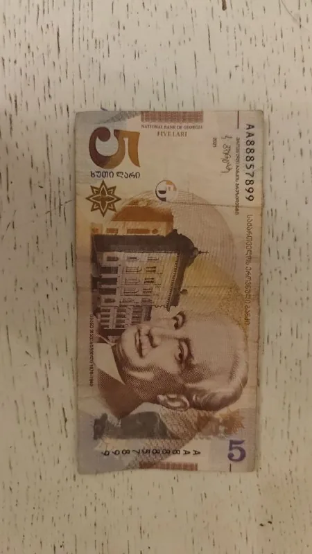 5 ларовая купюра с номером 88857899