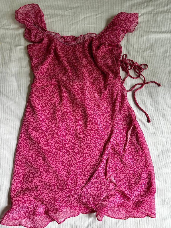 Розовое платье с цветочным принтом, платье с крупными цветами, платье с цветами на рукаве, синее и белое платье