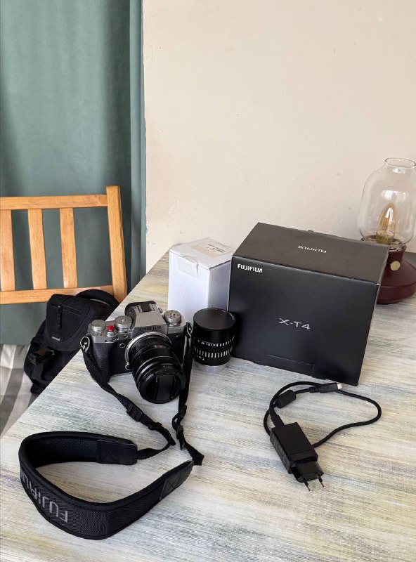 Фотоаппарат Fujifilm X-T4 с двумя объективами и аксессуарами