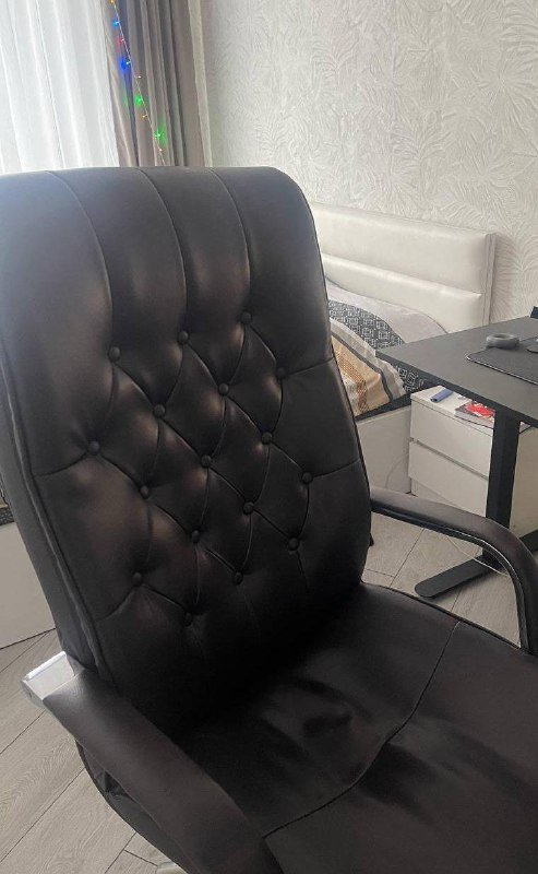 Компьютер, монитор, мышь, клавиатура, кресло, наушники, ковер