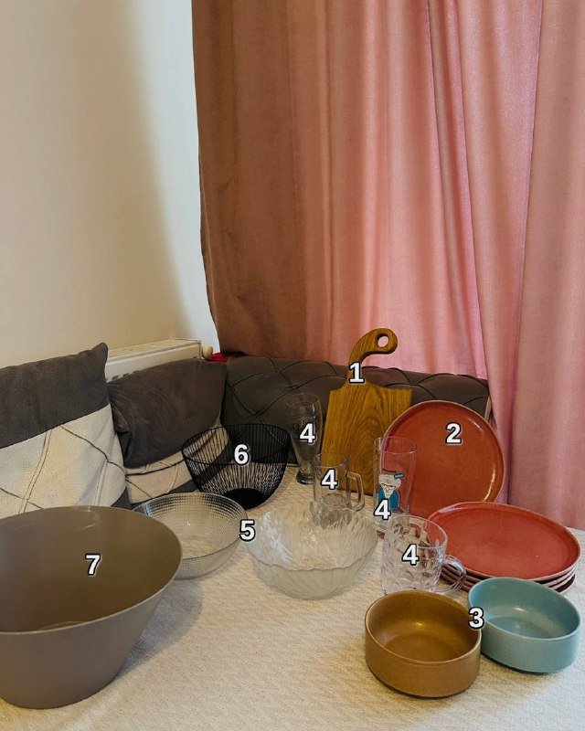 доска, керамические тарелки, пивные бокалы, салатницы, ваза, пластмассовая миска