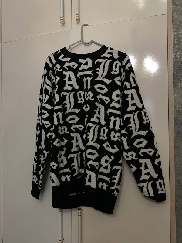 лампа настольная, тумбочка, ваза, блендер, бокалы, робот пылесос, пальто, вешалка, кофта 10