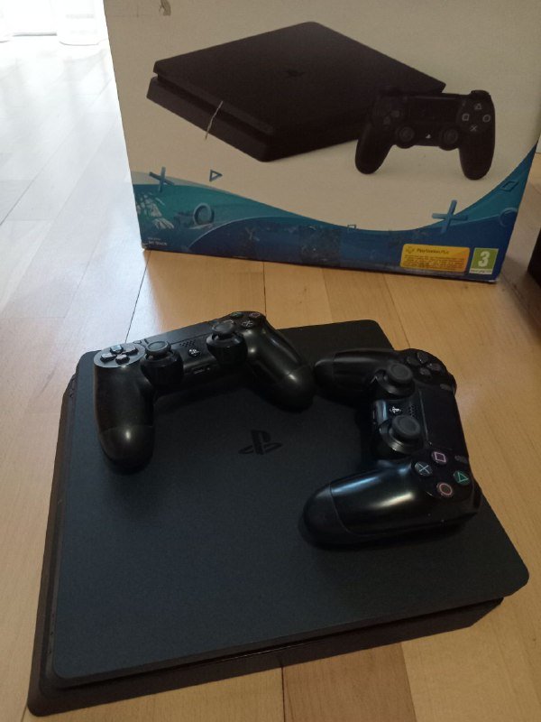 PS4 с двумя оригинальными контроллерами 3