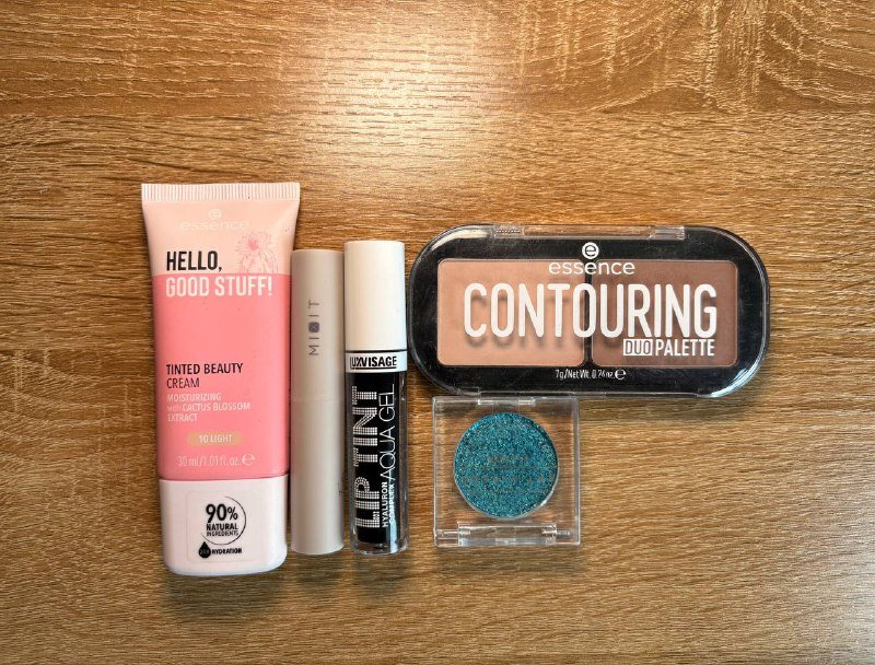 Набор косметики: тинт для губ, бальзам, контуринг, тени, тинт-крем