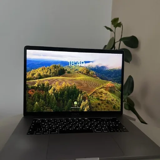 MacBook Pro 15 i7 16GB 512GB SSD Radeon Pro 560X