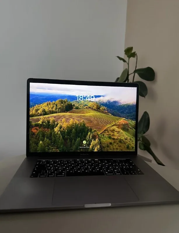 MacBook Pro 15 i7 16GB 512GB SSD Radeon Pro 560X