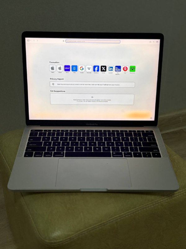 MacBook Pro 2017 i5 8/256GB с пятнами на экране
