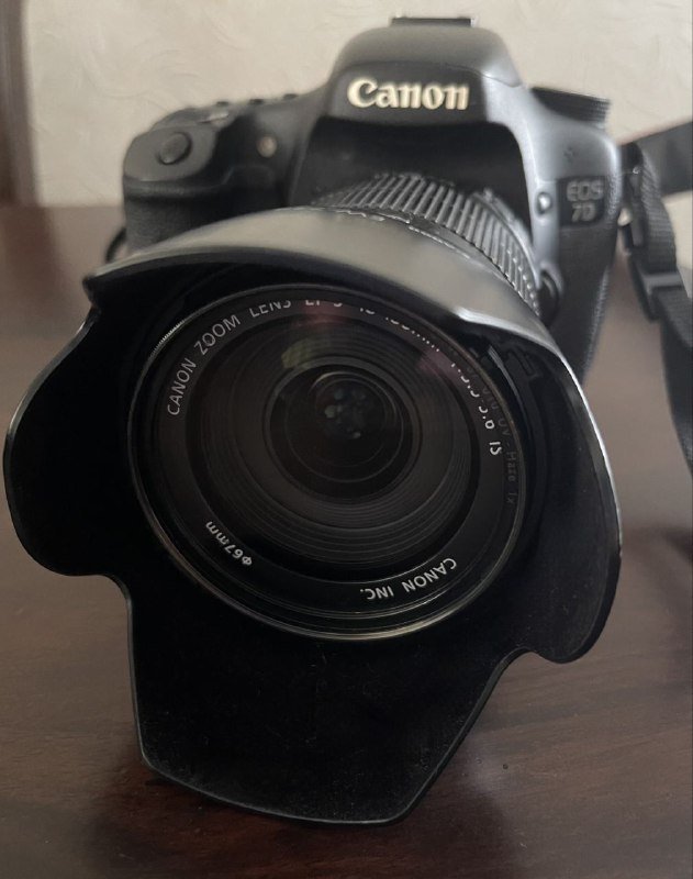 Цифровая зеркальная фотокамера Canon EOS 7D с объективом 5