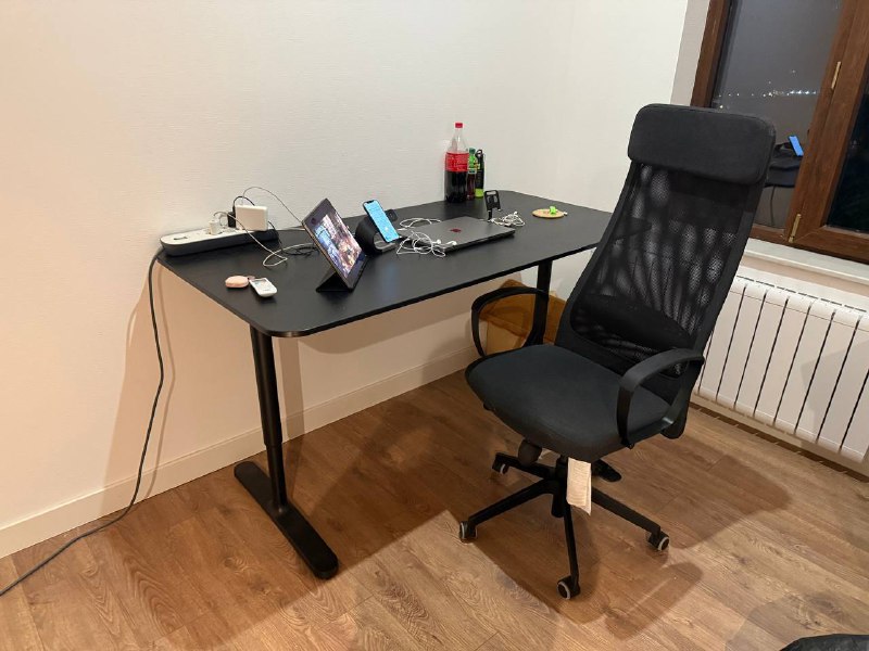 кресло-стул IKEA MARKUS, стол IKEA MITTZON 2