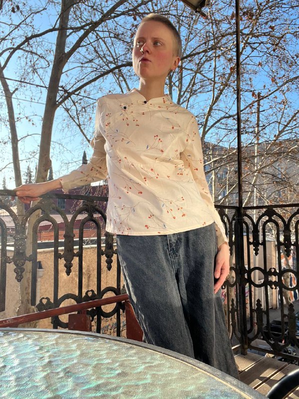 Кофта розовая, Рубашка в азиатском стиле, Рубашка красная, Плащ под змею, Полупрозрачная рубашка, Джинсы-кюлоты 3