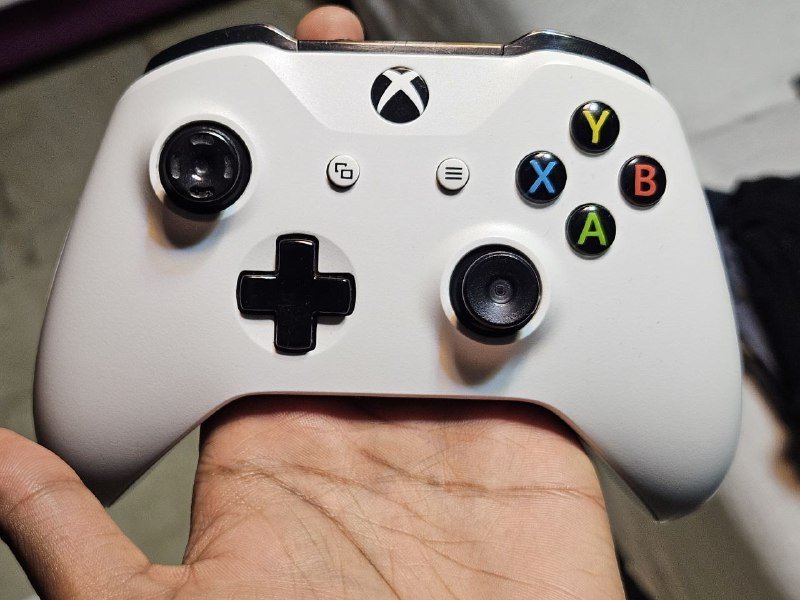 Xbox One, контроллер, игры Red Dead Redemption II и WWE 2K18 4