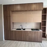 Кухня с холодильником и плитой 1