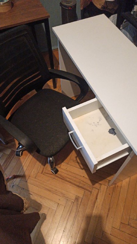 стол Jysk, кресло офисное